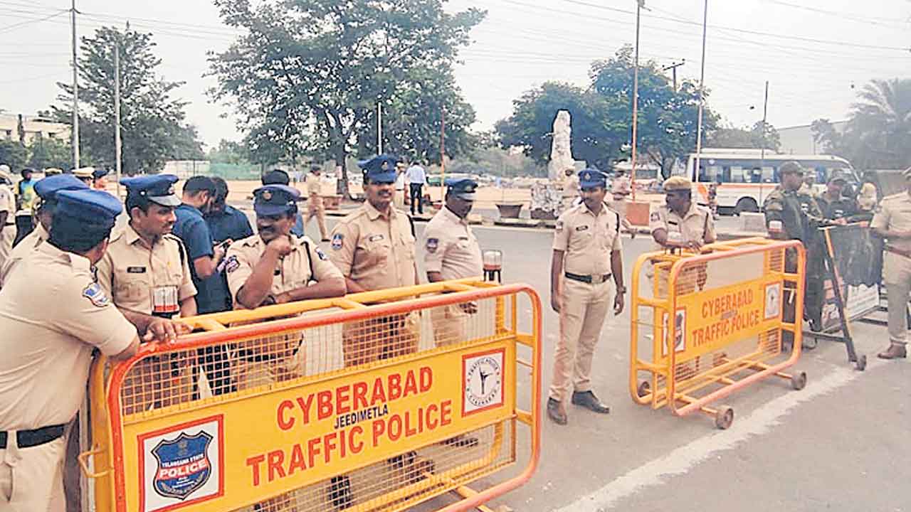 బారికేడ్లను ఎత్తుకెళ్లిన దొంగలు