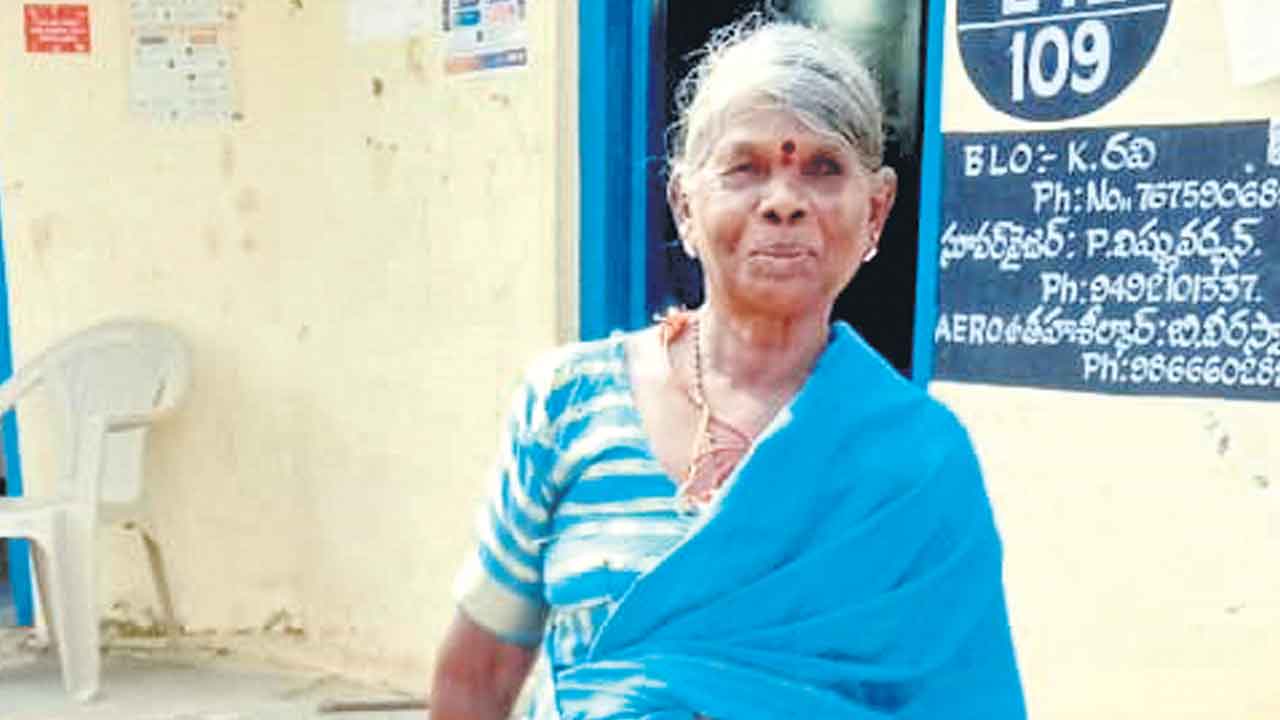 Gruha Jyothi | గృహజ్యోతి కోసం పాతమీటరుతో.. వృద్ధురాలి అమాయకత్వానికి అధికారుల విస్మయం