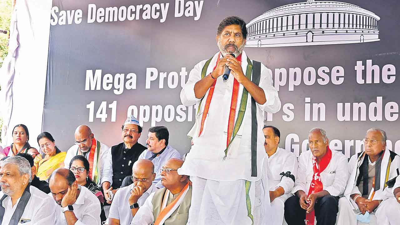 పార్లమెంట్‌ను రక్షించలేనోళ్లు..