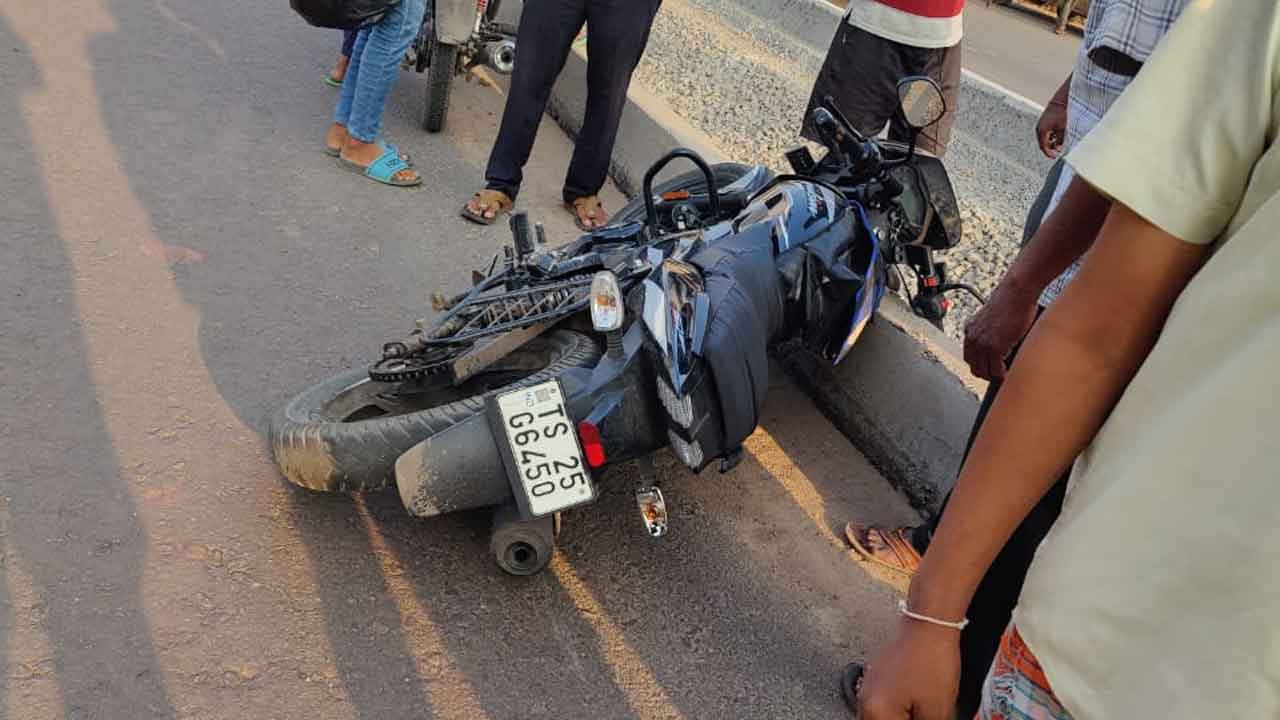 Mulugu | డివైడర్‌ను ఢీకొట్టిన బైక్‌ ఒకరు మృతి.. మరొకరి పరిస్థితి విషమం
