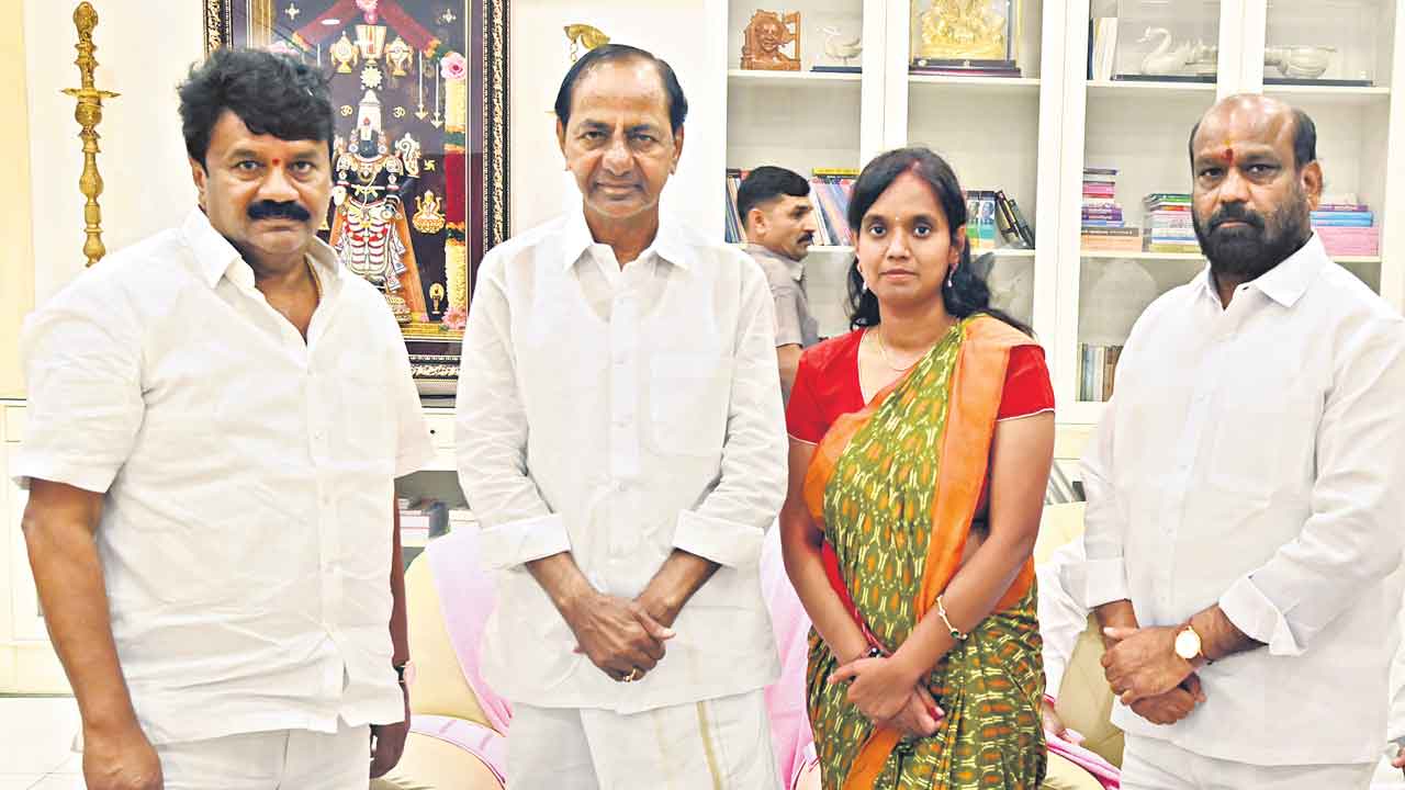 కేసీఆర్‌ను కలిసిన ఎమ్మెల్యేలు, ఎమ్మెల్సీలు