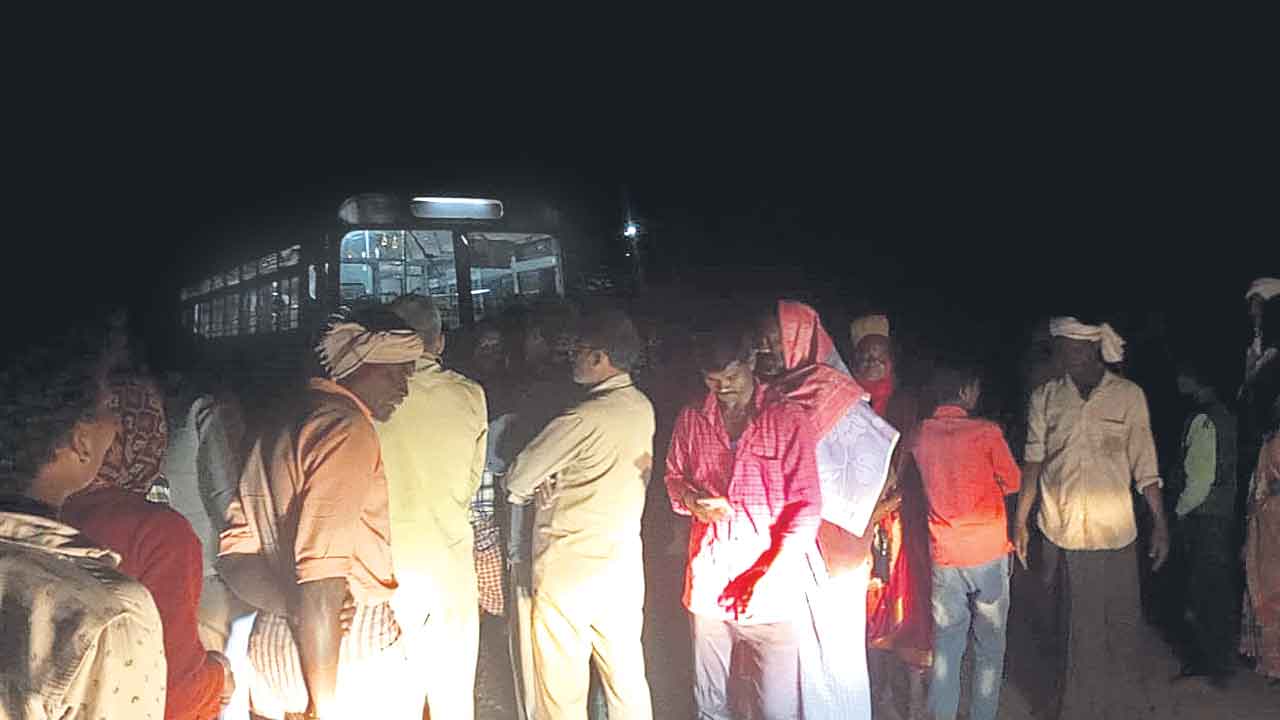 బస్సు ఆపలేదని మహిళల ఆగ్రహం