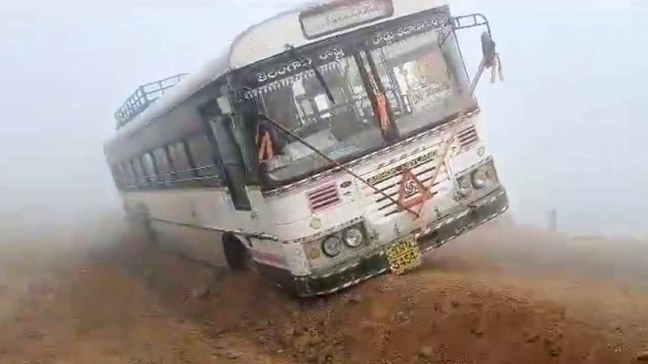RTC bus | కమ్మేసిన పొగమంచు.. అదుపుతప్పిన ఆర్టీసీ బస్సు