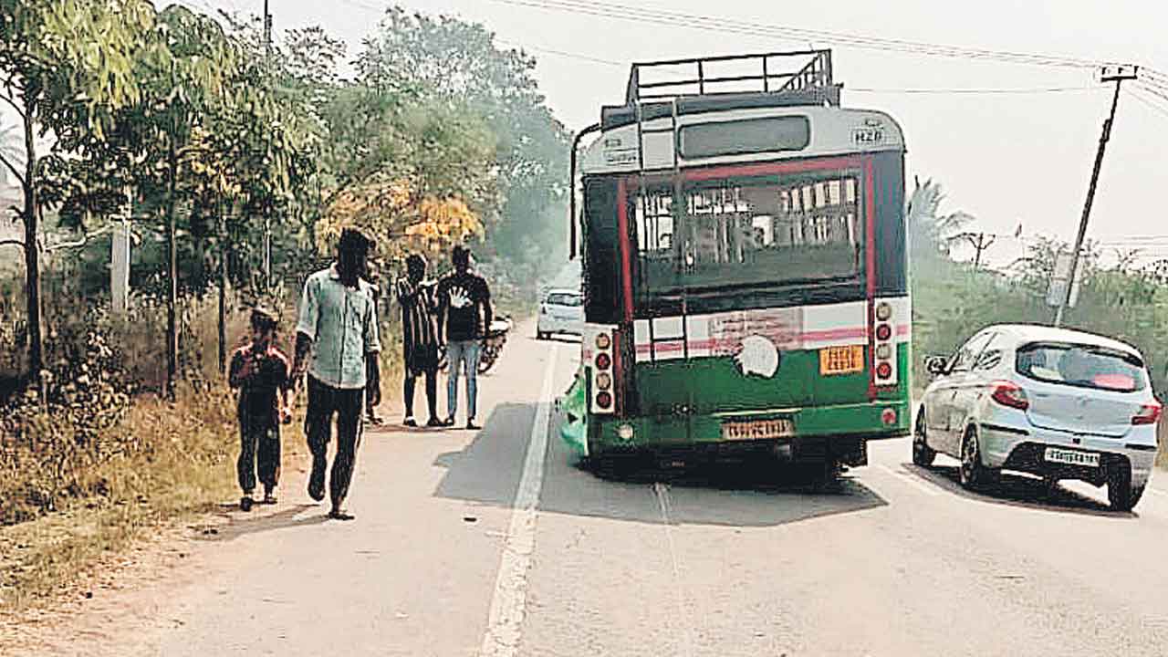 ఊడిన బస్సు చక్రాలు