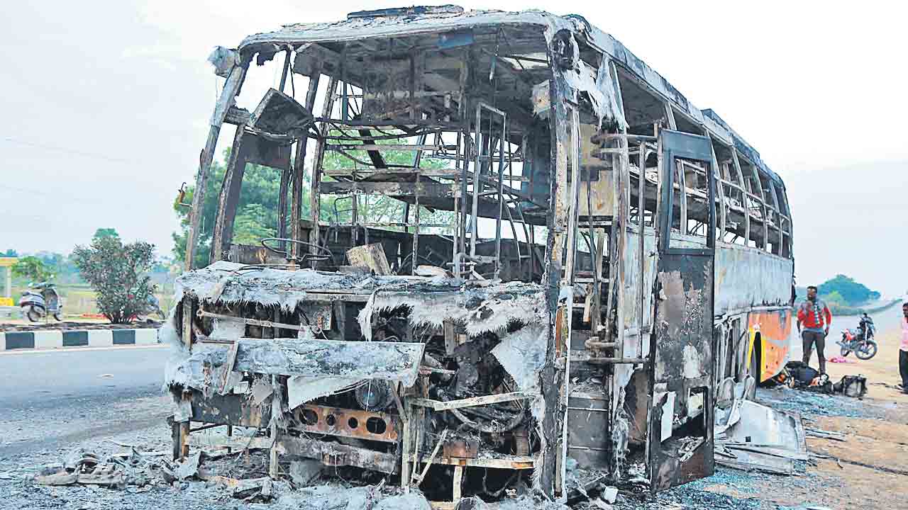 నల్లగొండలో ట్రావెల్స్‌ బస్సు దగ్ధం