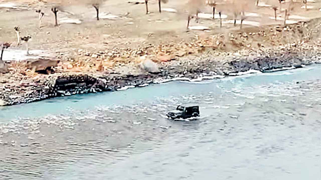 నదిలో ట్రాఫిక్‌ ఉండదని..!