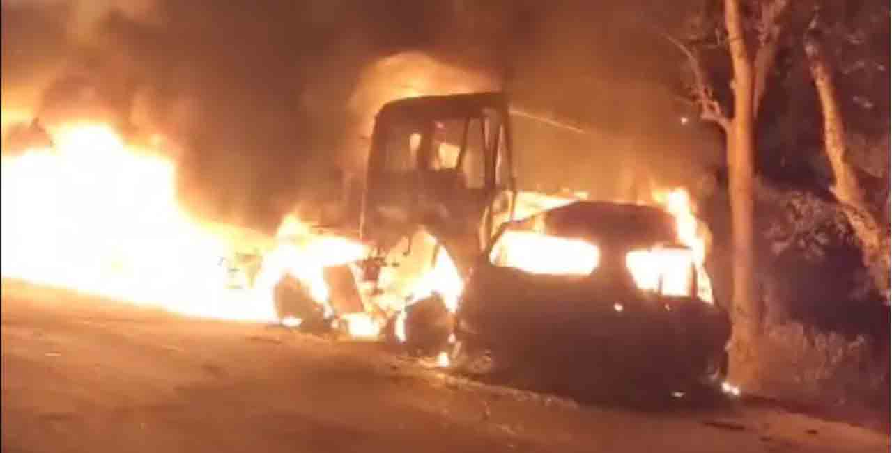 Car Accident | హైవేపై ట్రక్కును ఢీకొన్న కారు.. మంటలు చేల‌రేగి 8 మంది స‌జీవ ద‌హ‌నం