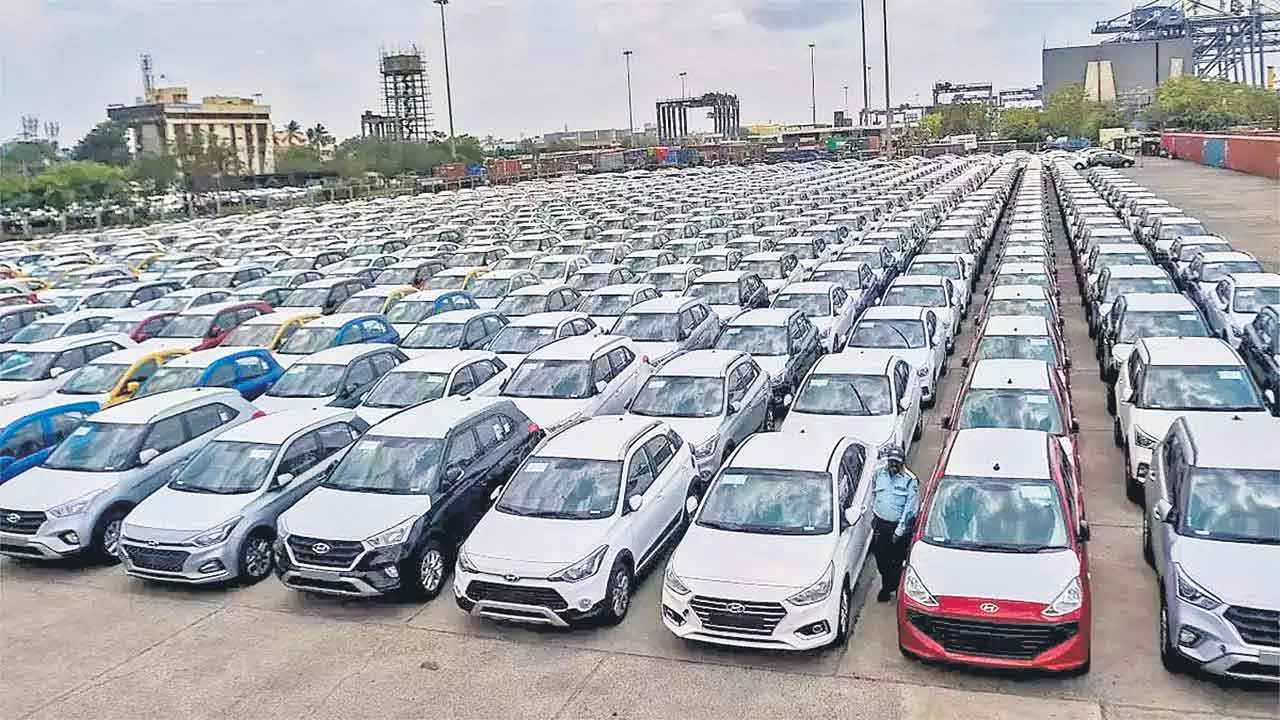 పాక్‌లో రివర్స్‌ గేర్‌లో కార్ల విక్రయాలు