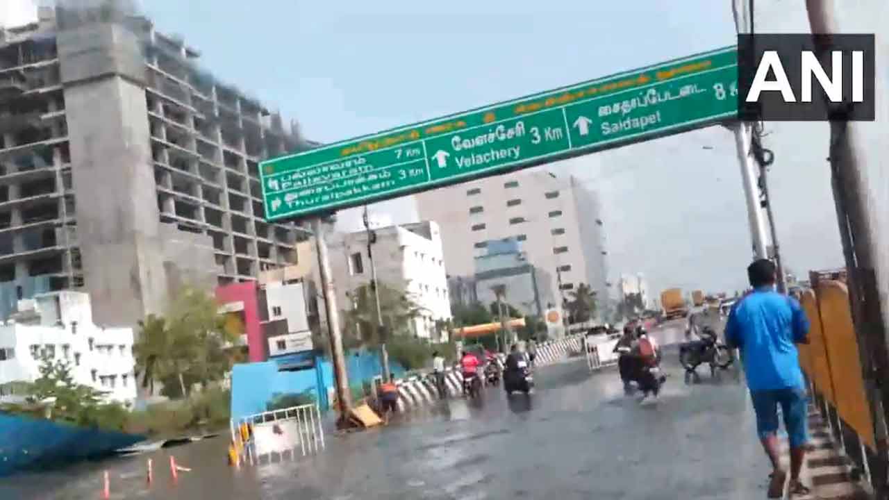 Chennai: వ‌ర‌ద నీటిలో చెన్నై.. కొన‌సాగుతున్న రిలీఫ్ ఆప‌రేష‌న్స్‌