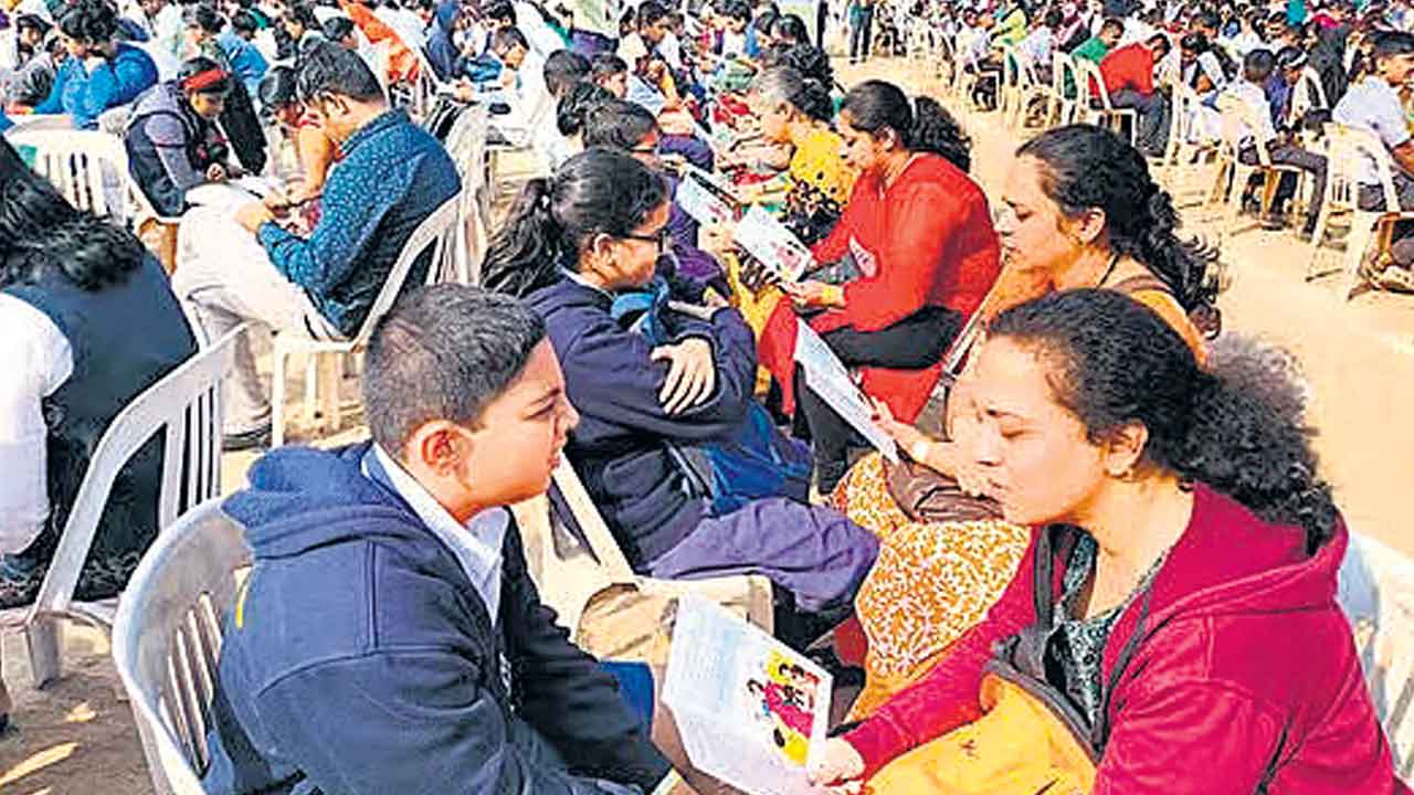 Guinness Record | పిల్లలకు కథలు చెప్పడంలో తల్లిదండ్రుల గిన్నిస్‌ రికార్డ్‌