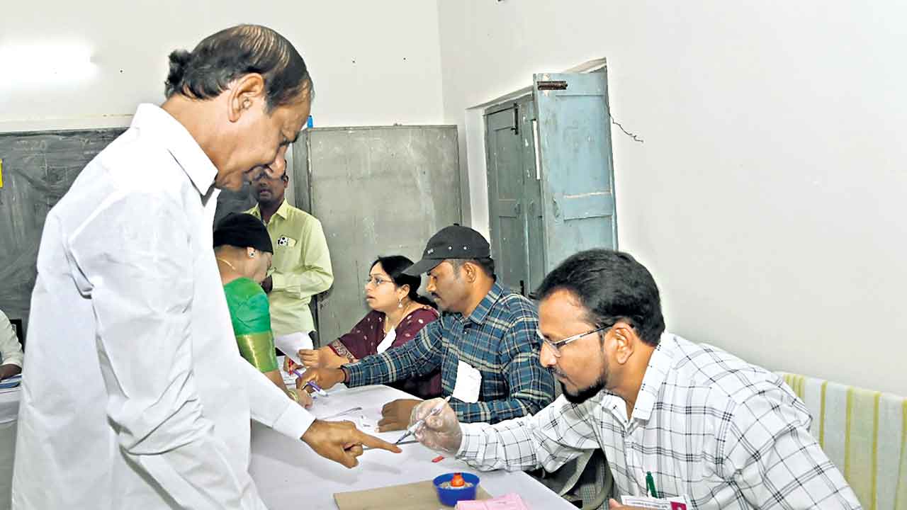 చింతమడకలో ఓటేసిన సీఎం కేసీఆర్‌ దంపతులు