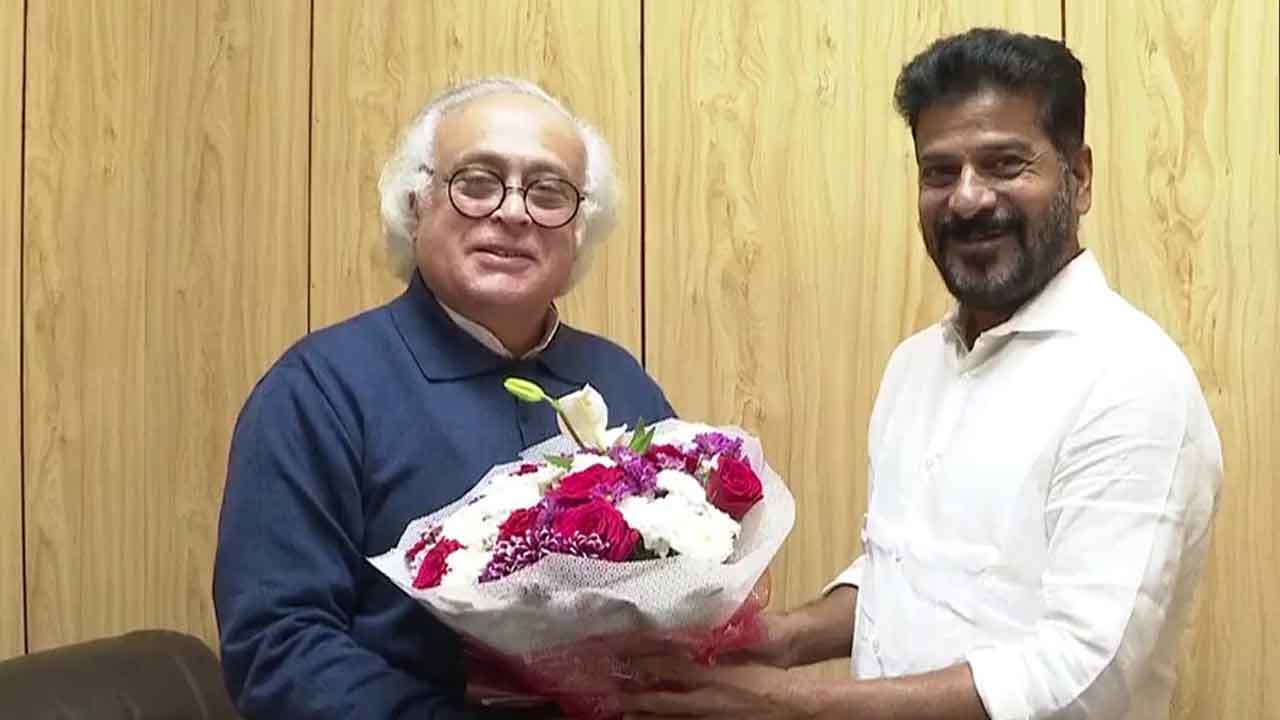 సీఎం రేవంత్‌తో జైరాంరమేశ్‌, కృష్ణయ్య భేటీ