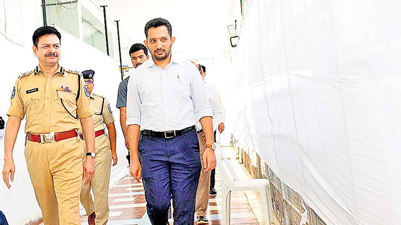 ఈవీఎంలకు పటిష్ట భద్రత