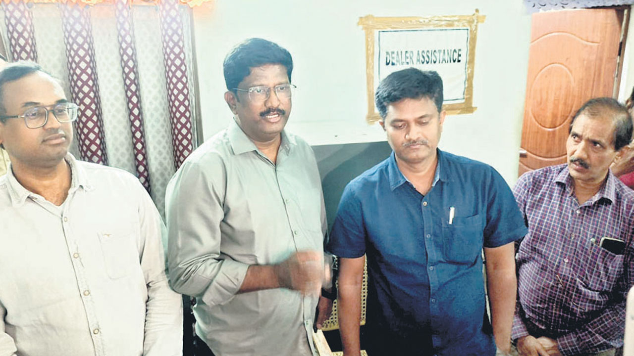 ఫేక్‌ జీఎస్టీ ఖాతాల్లో రూ.కోట్ల లావాదేవీలు