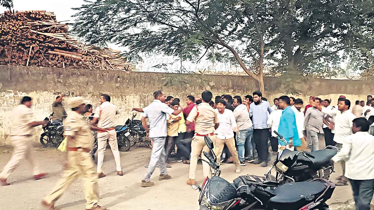 కాంగ్రెస్‌ దౌర్జన్యకాండ