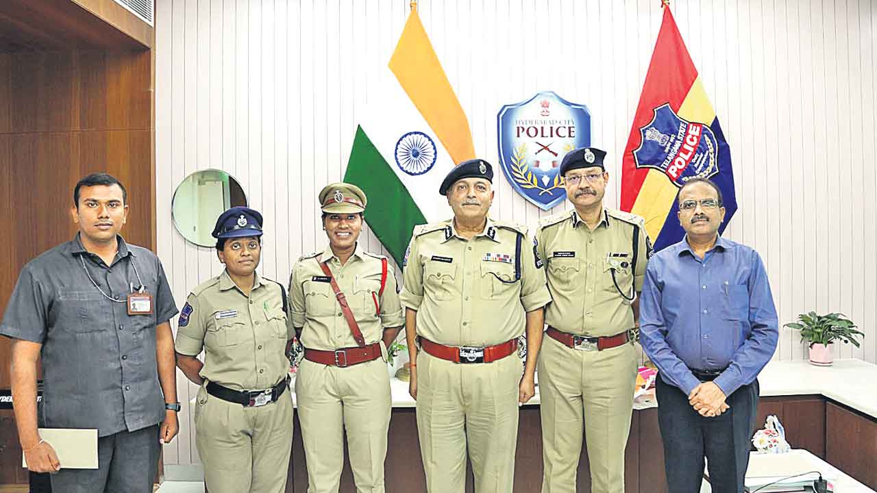 బోగస్‌ ఓటర్లను అడ్డుకున్న సిబ్బంది.. అభినందించిన సీపీ