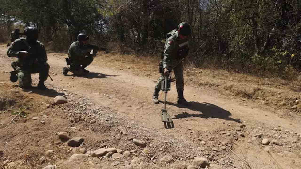 Jammu Kashmir | గ్యాస్ సిలిండ‌ర్‌లో అమ‌ర్చిన ఐఈడీ.. నిర్వీర్యం చేసిన సీఆర్పీఎఫ్ బ‌ల‌గాలు