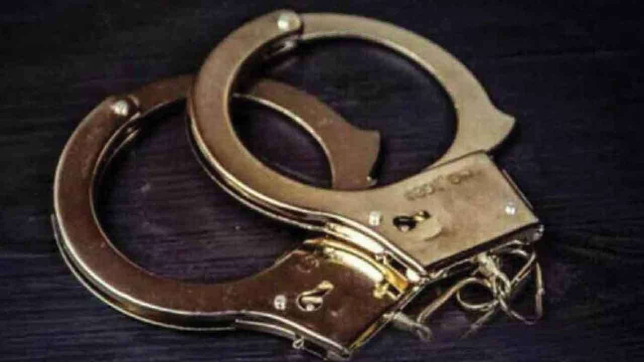 బెంగాల్‌ కోల్డ్‌ రోలర్స్‌ డైరెక్టర్‌ అరెస్టు