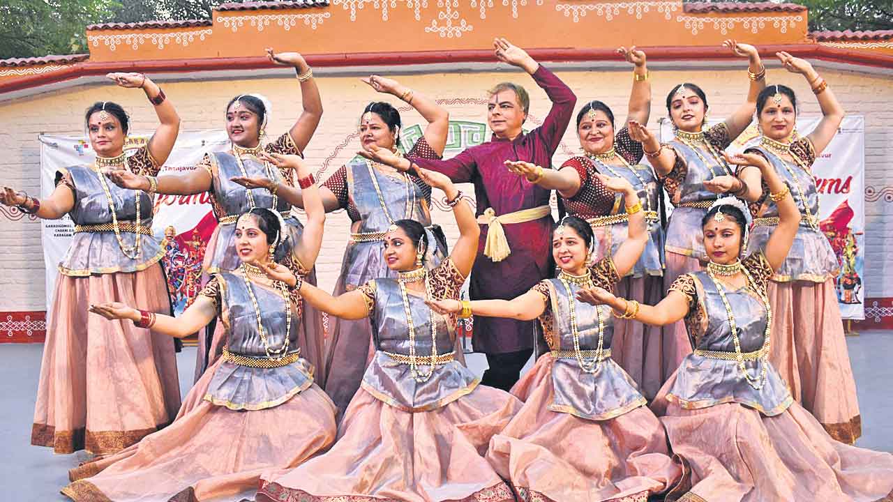 లయబద్ధంగా..