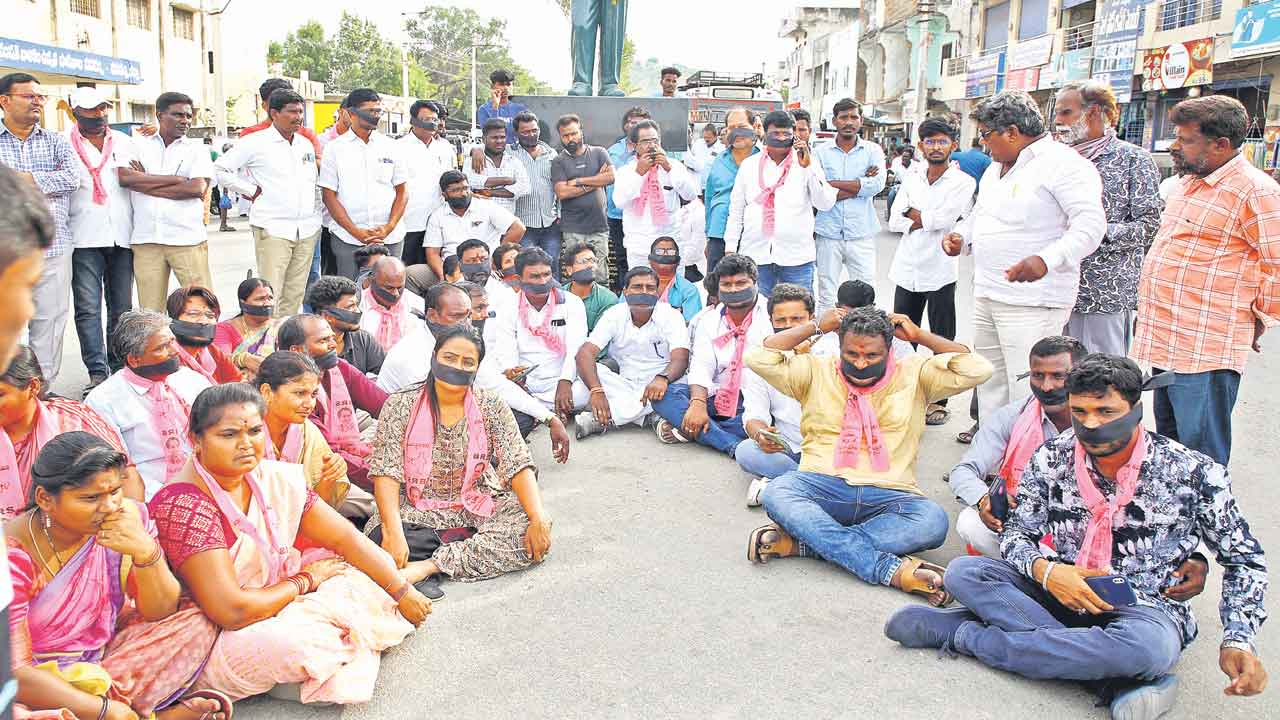 వనపర్తి బీఆర్‌ఎస్‌ అభ్యర్థి వాహనంపై దాడి