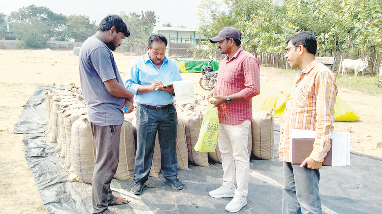 కొనుగోలు కేంద్రాల తనిఖీ
