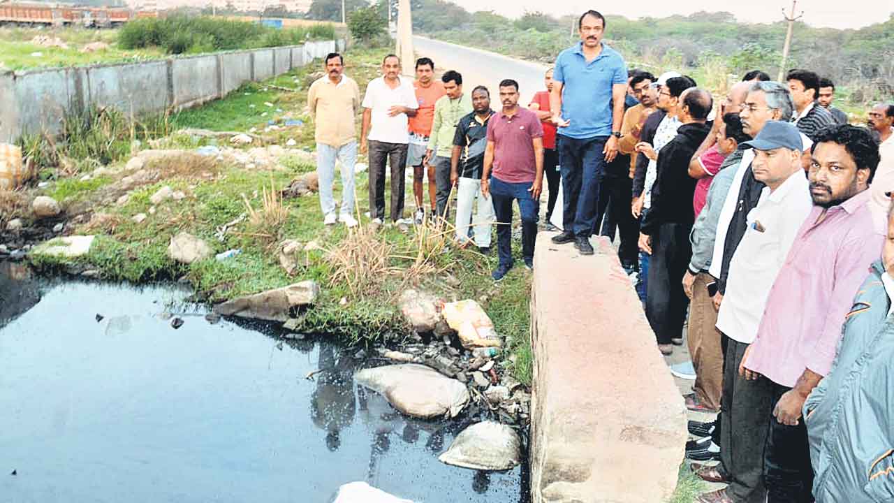 ఆటోనగర్లో కెమికల్ దుర్వాసన