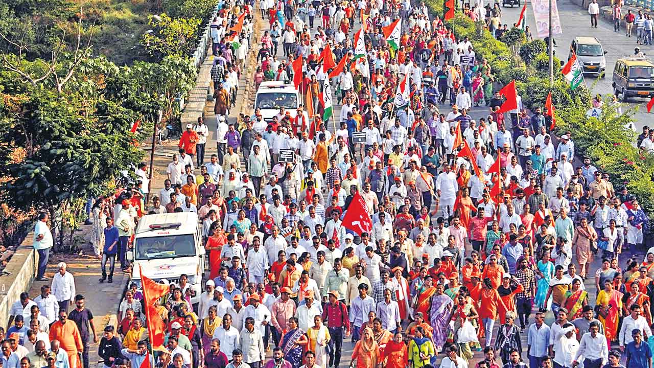 ధారావి ప్రాజెక్టును నిరసిస్తూ ఠాక్రే భారీ ర్యాలీ