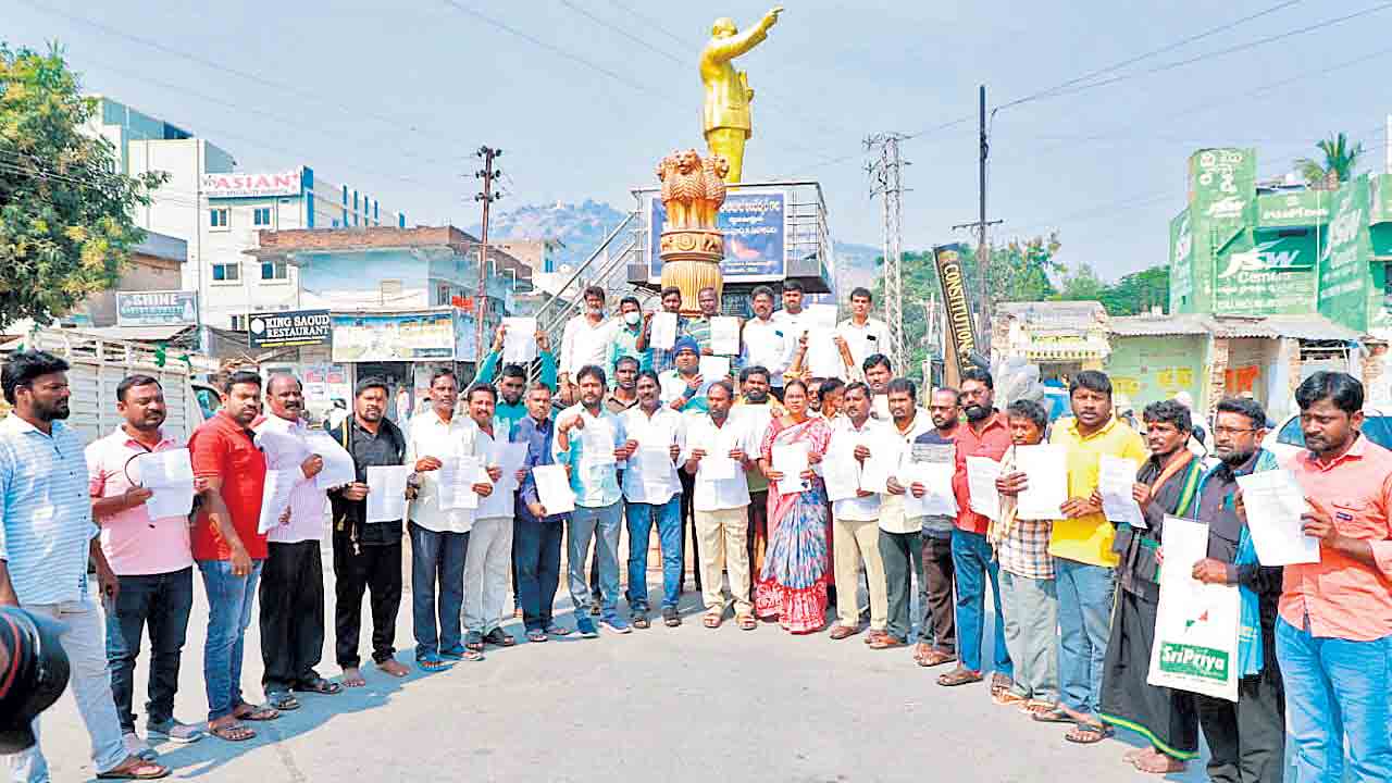 దళితబంధు యూనిట్లను గ్రౌండింగ్‌ చేయాలి