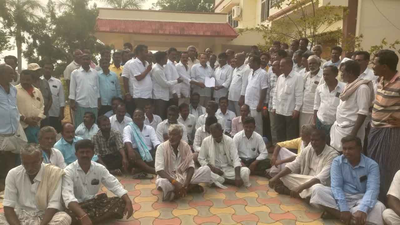 Farmers dharna | జూరాల నుంచి సాగునీరు వదలాలి.. ఎస్‌ఈ కార్యాలయం ఎదుట వనపర్తి జిల్లా రైతుల ధర్నా