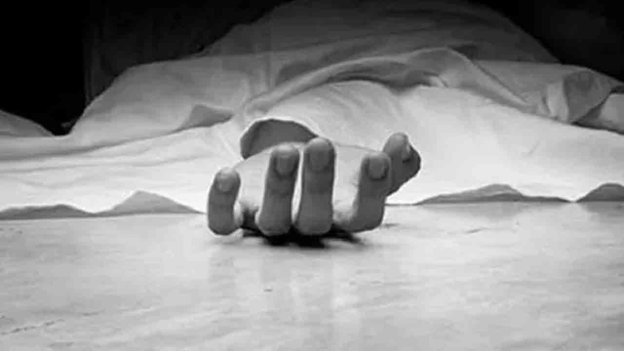 Crime News | లాడ్జిలో మహిళను చంపి ఆత్మహత్య చేసుకున్న యువకుడు