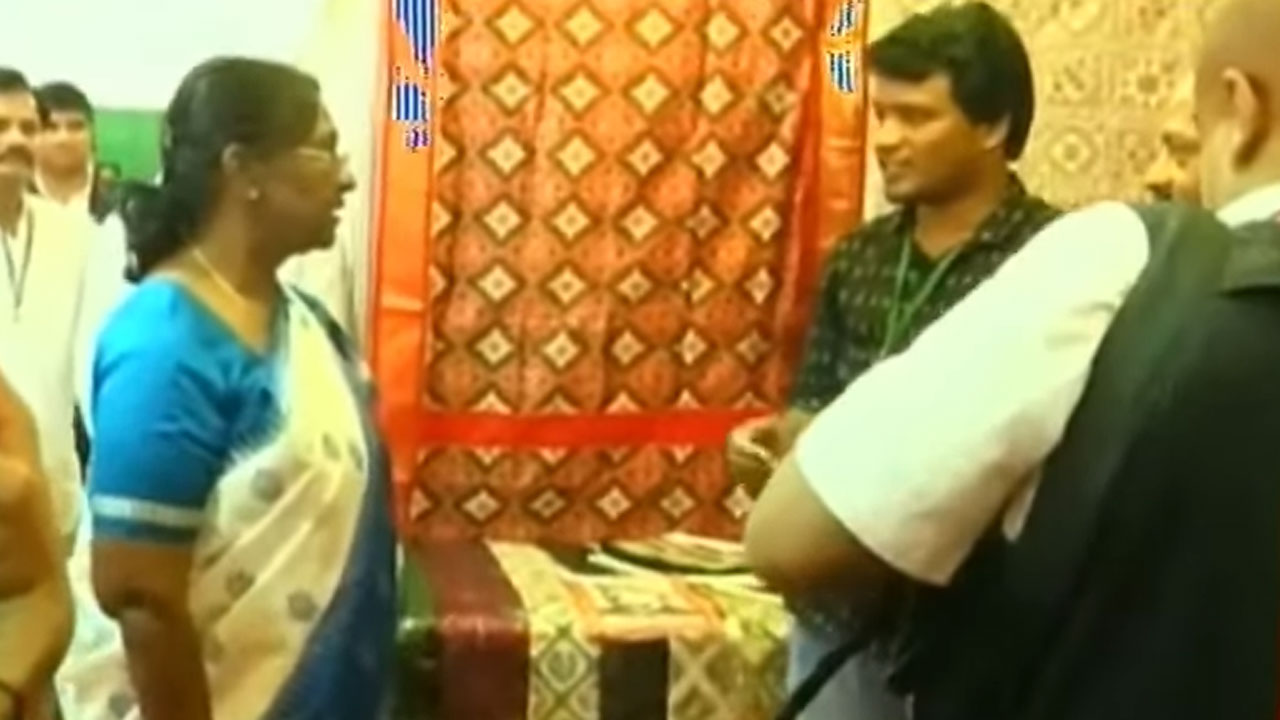 Droupadi Murmu | భూదాన్‌ పోచంపల్లిలో ద్రౌపది ముర్ము పర్యటన.. చీరల తయారీని ఆసక్తిగా తిలకించిన రాష్ట్రపతి