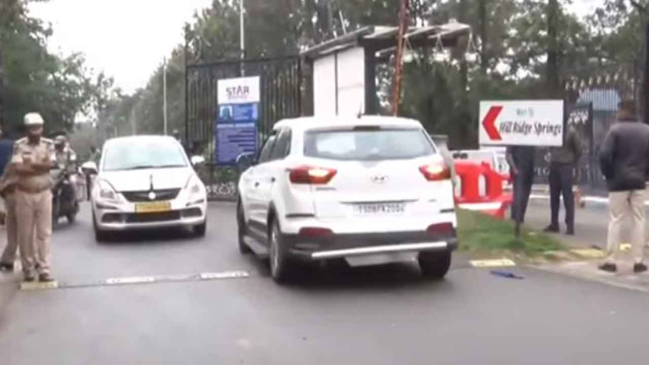 Congress | ముఖ్యమంత్రి ఎంపికలో జాప్యం.. ఎల్లా హోటల్‌ వద్ద కాంగ్రెస్‌ కార్యకర్త ఆత్మహత్యాయత్నం