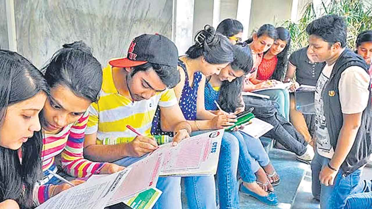 10 మందిలో ఒక్కరికే జాబ్‌!