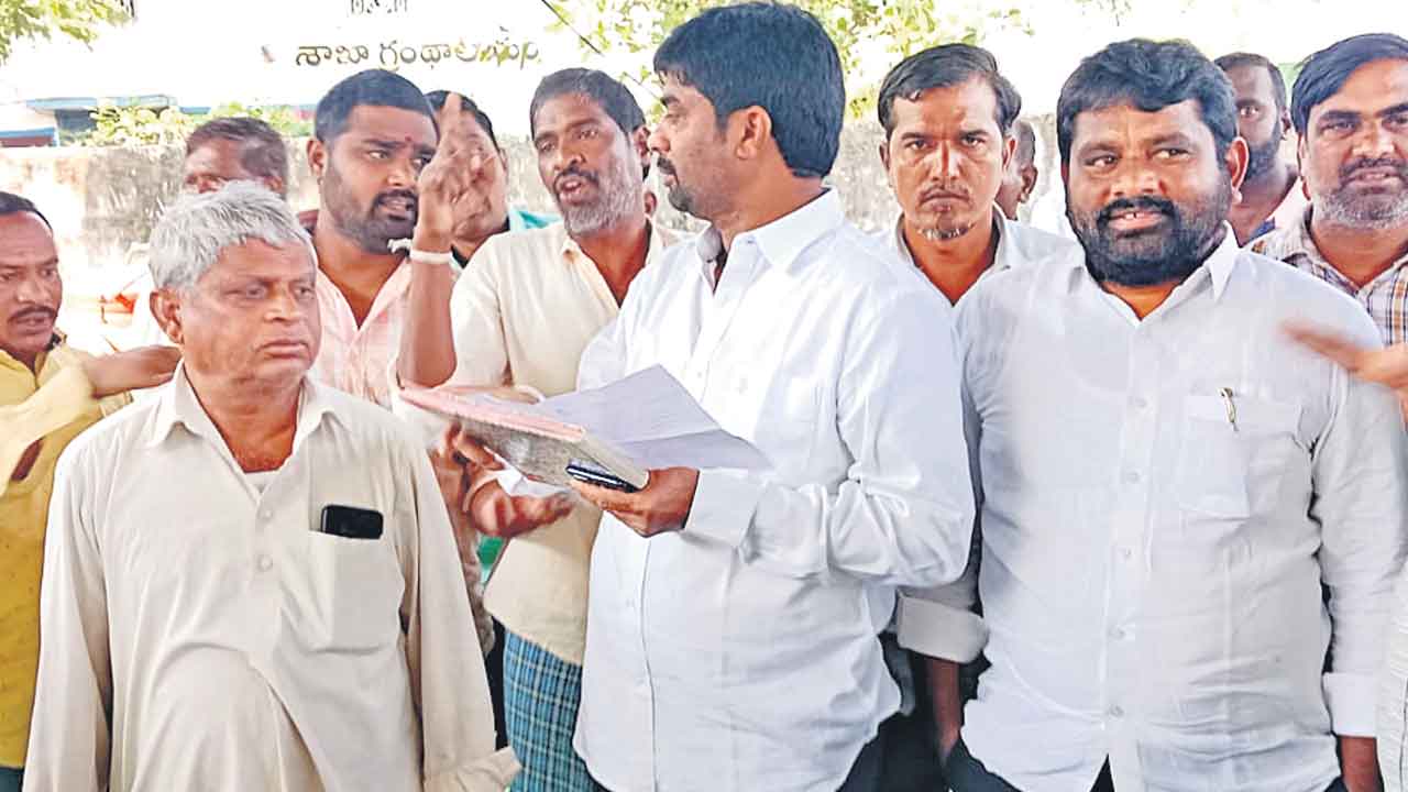 ఇథనాల్‌ పరిశ్రమను ముట్టడించిన రైతులు