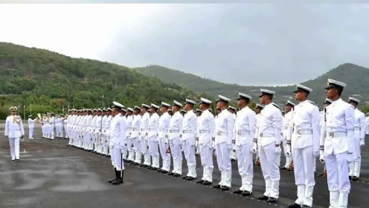 మాజీ నేవీ అధికారుల మరణశిక్ష రద్దు