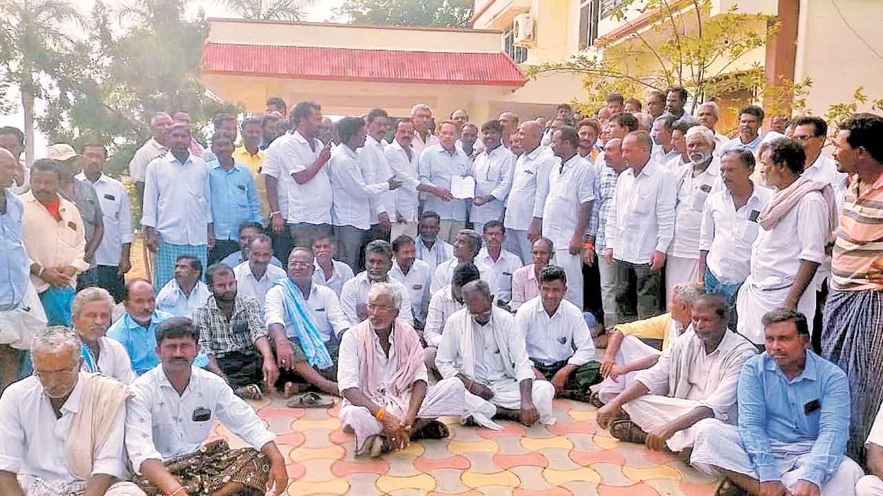 సాగునీటి కోసం రైతుల ధర్నా