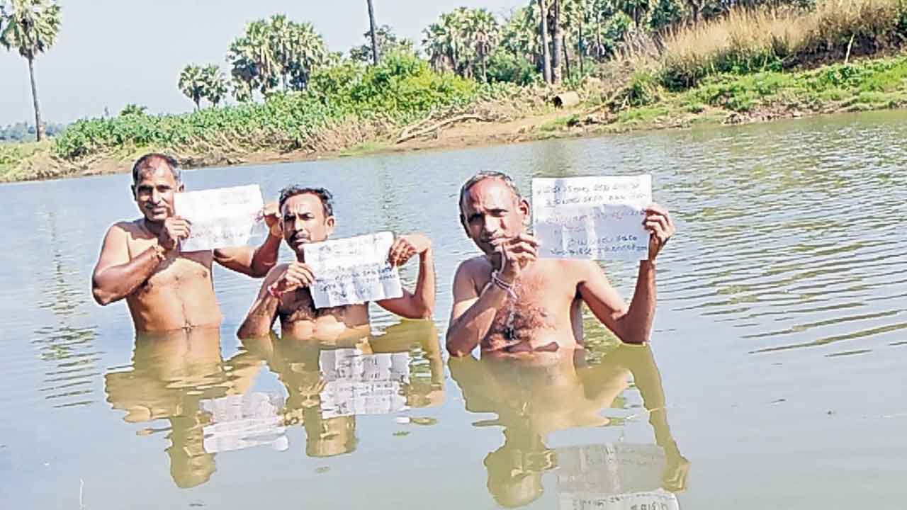 ములుగులో రైతుల జలదీక్ష