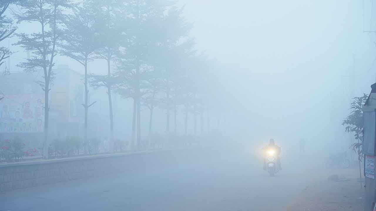 Dense Fog | పొగమంచులో ఓవర్‌టేక్‌ వద్దు.. తక్కువ వేగంతో వెళ్లడమే ఉత్తమం