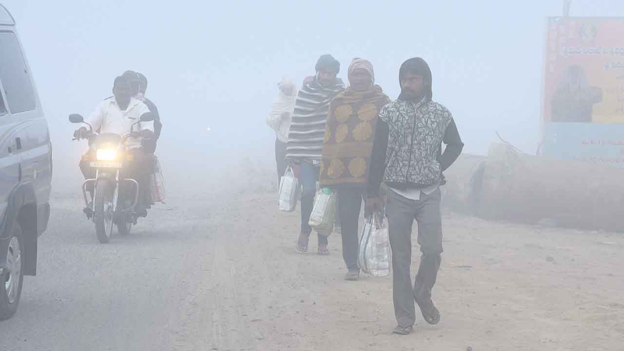 Dense Fog | ప్రజల జీవనంపై తీవ్ర ప్రభావం చూపిన పొగమంచు.. రెండు ప్రమాదాల్లో ఆరుగురి దుర్మరణం