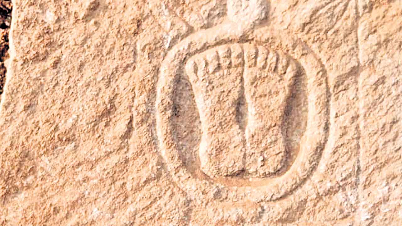 తవ్వకాల్లో పాదముద్రలు
