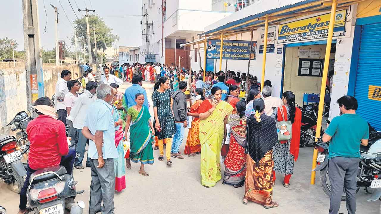 Gas KYC | గ్యాస్‌ కేవైసీకి కొండంత లైన్‌.. ఏజెన్సీల ముందు బారులుతీరుతున్న జనాలు