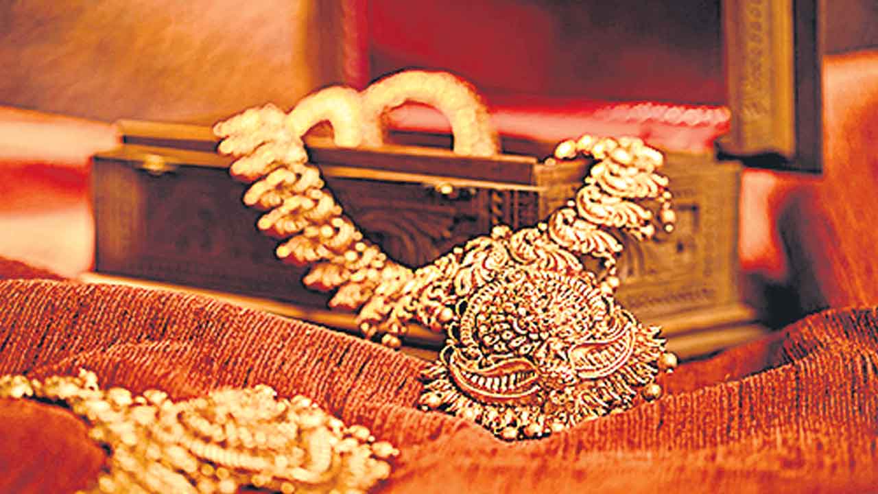 దిగొచ్చిన పసిడి