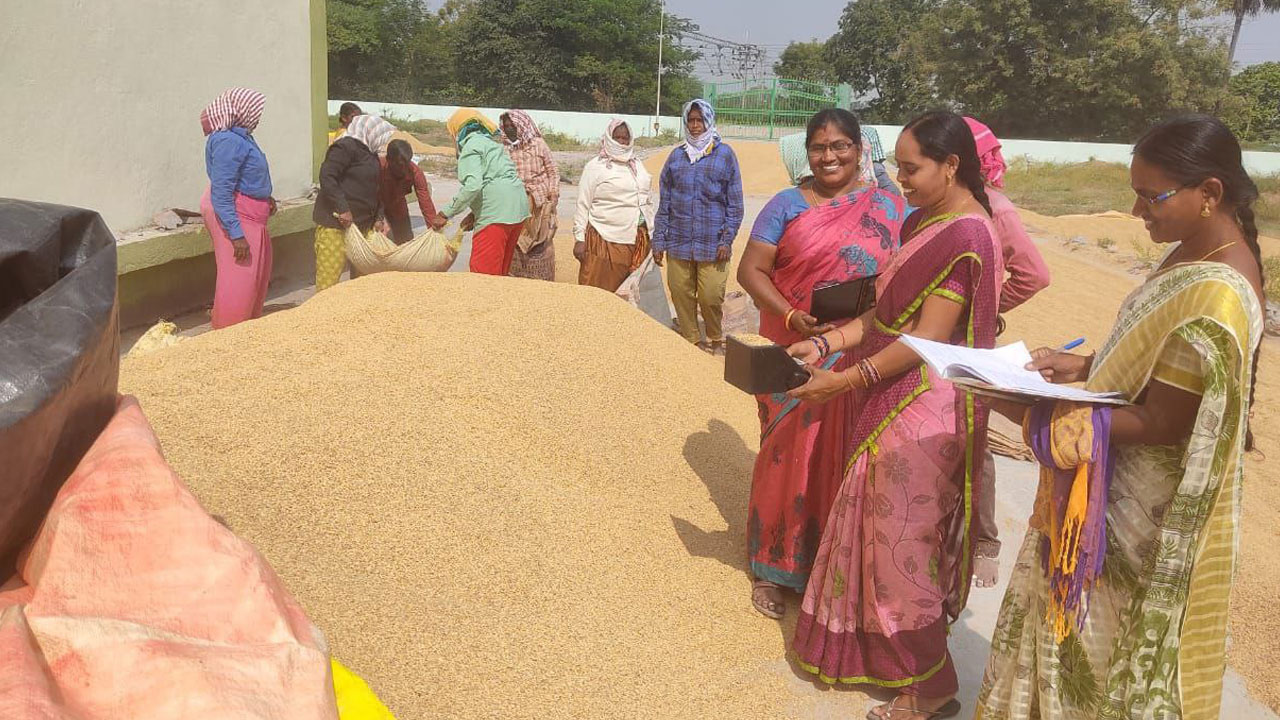 లక్ష్యానికి చేరువలో కొనుగోళ్లు