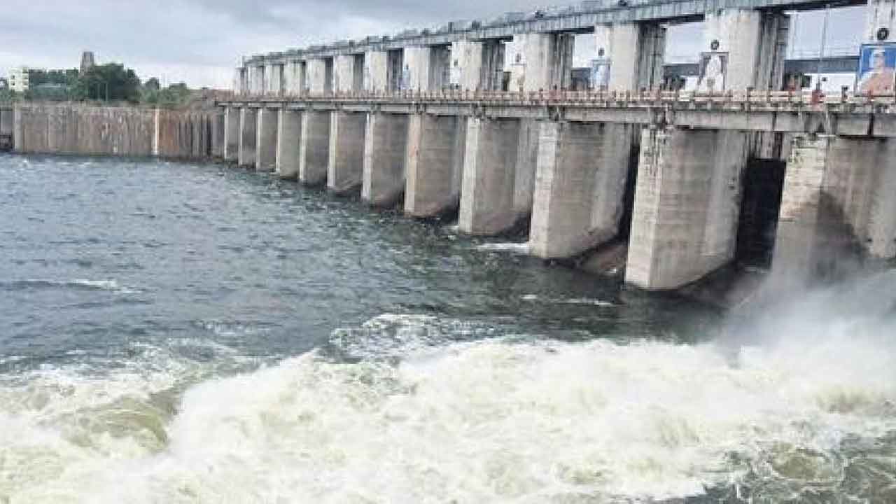 గుండ్లకమ్మ ప్రాజెక్టులో కొట్టుకుపోయిన గేటు