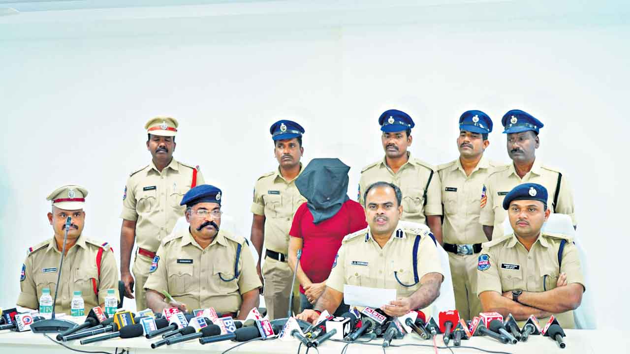 గుప్తనిధుల ఆశజూపి 11 మందిని చంపేశాడు