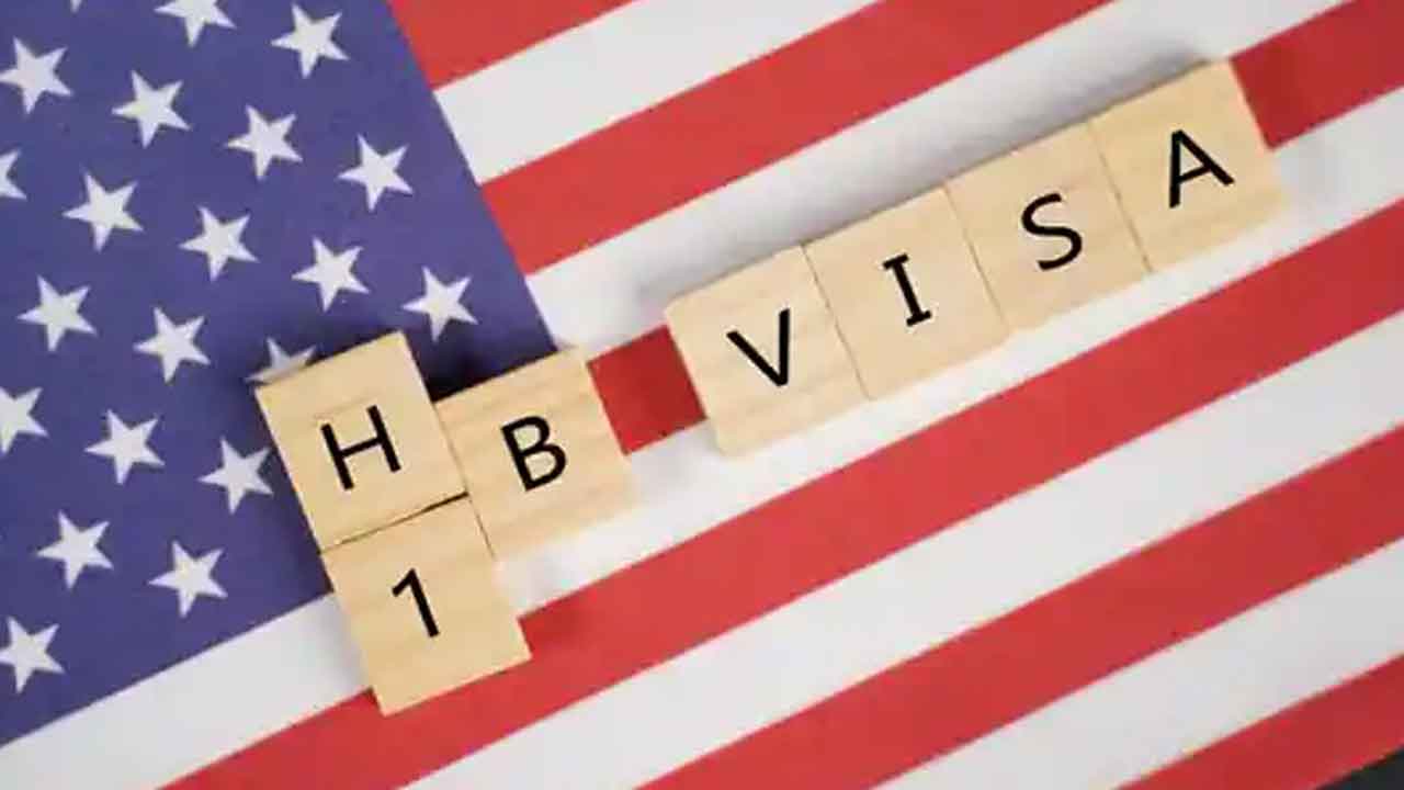 హెచ్‌-1బీ ప్రీమియం ప్రాసెసింగ్‌ ఫీజు పెంపు