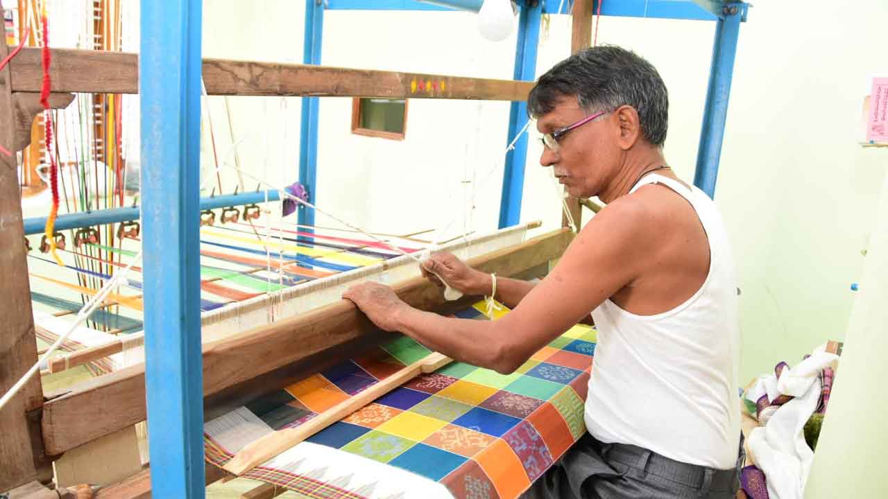 చేనేత కళాకారుల హామీ నెరవేర్చండి