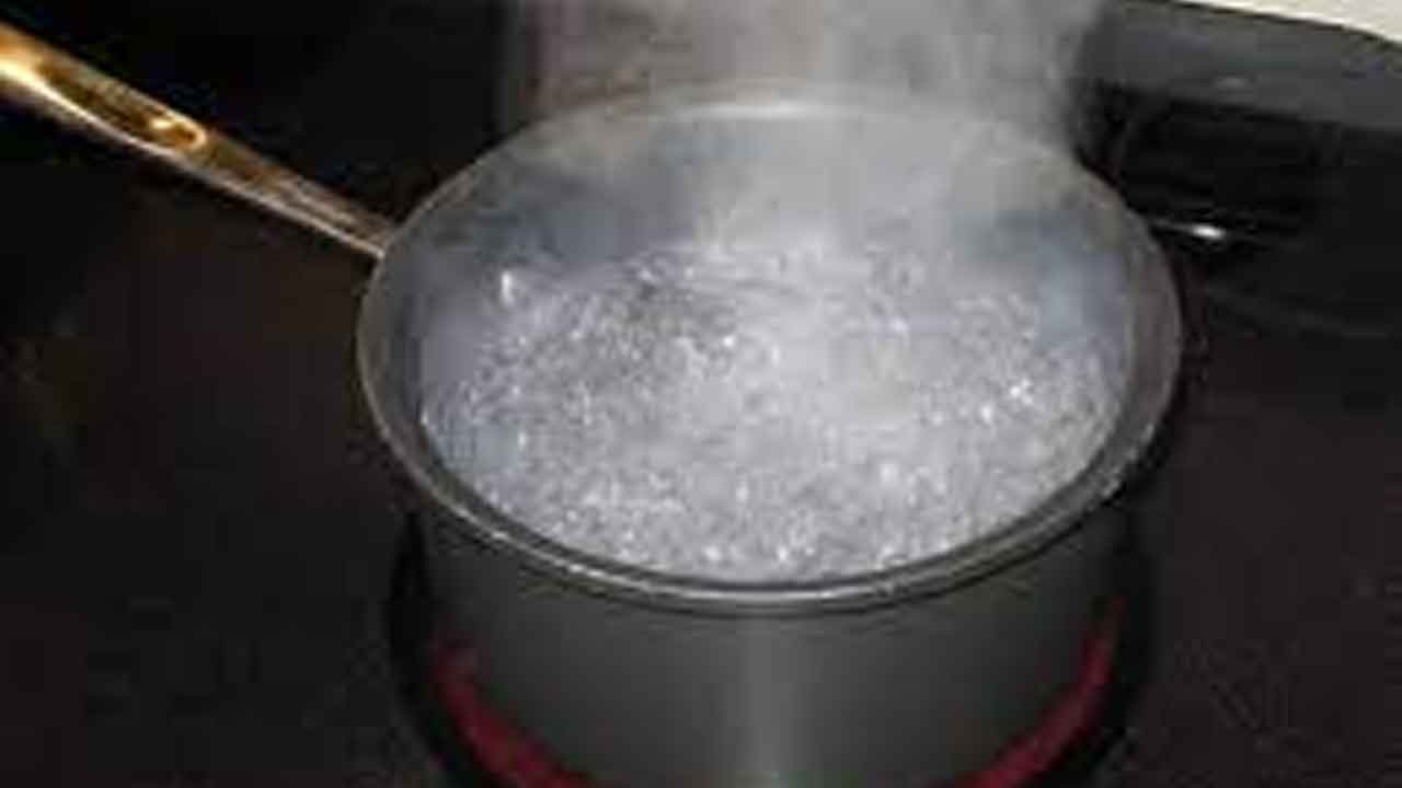 భర్తపై వేడి నీళ్లు పోసిన భార్య