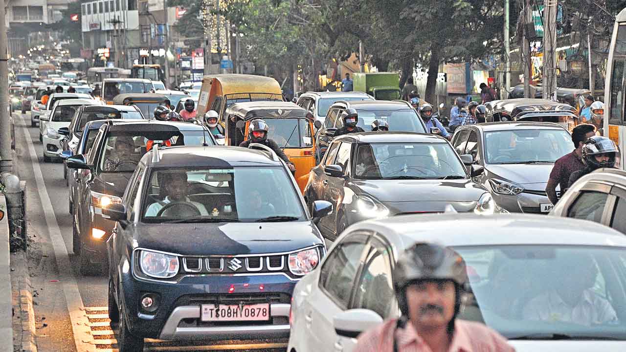 Hyderabad | జూబ్లీహిల్స్, బంజారాహిల్స్‌లో భారీగా ట్రాఫిక్‌జామ్