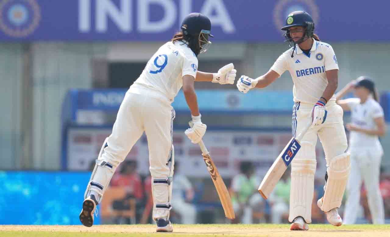 IND vs ENG | అర్ధ శ‌త‌కాల‌తో విరుచుకుప‌డ్డ‌ భార‌త అమ్మాయిలు.. తొలిరోజే 400 కొట్టిన హ‌ర్మ‌న్‌ప్రీత్ సేన‌